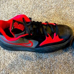 Kyrie low 4